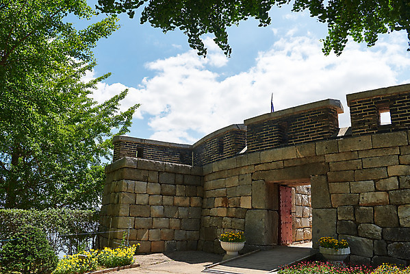 포토 JPG 주간 나무 구름 여행 한국건축 유적지 하늘 풍경 사람없음 야외 관광지 봄 문화재 성 역사 한국사 성벽 강화도 국내여행 명승지 사적지 강화초지진 국내포토 자연요소 식물 건축물 계절 건축 고건축 인천 파일형식