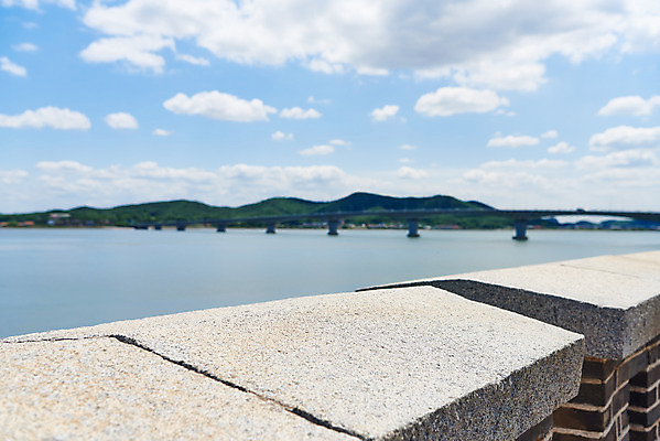 포토 JPG 주간 구름 바다 여행 한국건축 유적지 하늘 풍경 사람없음 야외 관광지 봄 문화재 성 역사 한국사 성벽 강화도 국내여행 명승지 사적지 강화초지진 국내포토 자연요소 건축물 계절 건축 고건축 인천 파일형식