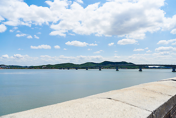 포토 JPG 주간 구름 바다 여행 한국건축 유적지 하늘 풍경 사람없음 야외 관광지 봄 문화재 역사 한국사 강화도 국내여행 명승지 사적지 강화초지진 국내포토 자연요소 계절 건축 고건축 인천 파일형식
