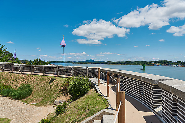 포토 JPG 주간 구름 여행 한국건축 유적지 하늘 풍경 사람없음 야외 관광지 봄 문화재 깃발 역사 한국사 성벽 강화도 국내여행 명승지 사적지 강화초지진 국내포토 자연요소 계절 건축 고건축 인천 파일형식