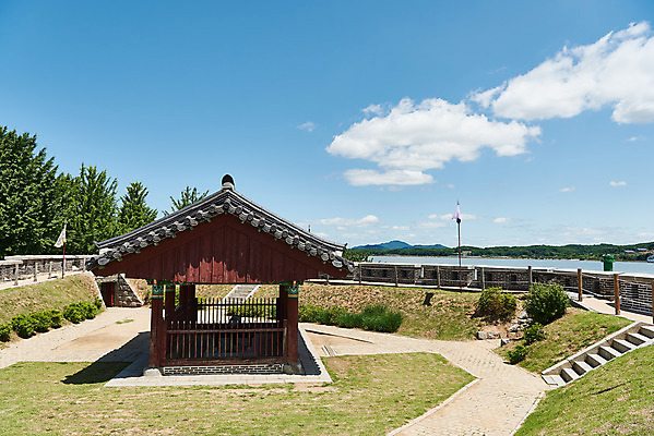 포토 JPG 주간 구름 여행 한국건축 유적지 하늘 풍경 사람없음 야외 관광지 봄 문화재 역사 한국사 대포 강화도 국내여행 명승지 사적지 강화초지진 국내포토 자연요소 계절 건축 무기 고건축 인천 파일형식