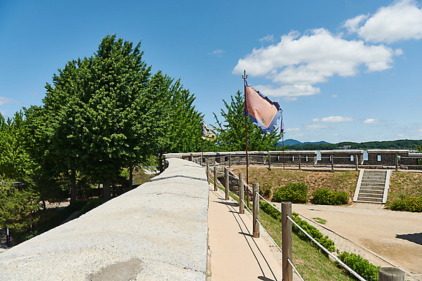 포토 JPG 주간 구름 여행 한국건축 유적지 하늘 풍경 사람없음 야외 관광지 봄 문화재 깃발 역사 한국사 성벽 강화도 국내여행 명승지 사적지 강화초지진 국내포토 자연요소 계절 건축 고건축 인천 파일형식