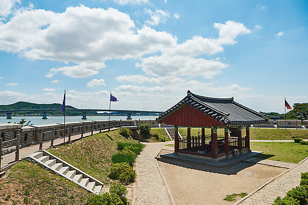 포토 JPG 주간 구름 여행 한국건축 유적지 하늘 풍경 사람없음 야외 관광지 봄 문화재 깃발 역사 한국사 대포 강화도 국내여행 명승지 사적지 강화초지진 국내포토 자연요소 계절 건축 무기 고건축 인천 파일형식
