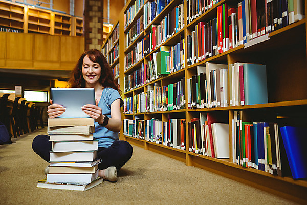 포토 JPG 해외이미지 백인 학생 여자 교육 대학생 학교 책장 실내 한명 서기 앉기 성인 책 30대 태블릿 쌓기 터치 도서관 대학교 터치스크린 고등교육 해외202004 해외포토 서양인 1 가구 모션 사람 내부 장년 전자제품 스마트기기 파일형식