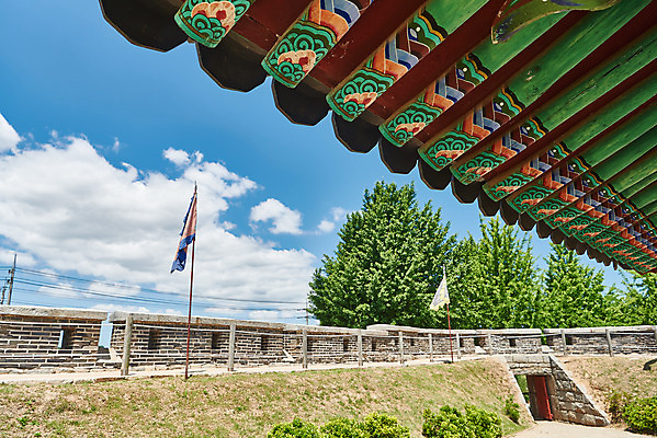 포토 JPG 주간 구름 여행 한국건축 유적지 하늘 풍경 사람없음 야외 관광지 봄 문화재 깃발 성 역사 한국사 성벽 강화도 국내여행 명승지 사적지 지붕처마 강화초지진 국내포토 자연요소 건축물 계절 건축 고건축 지붕 처마 인천 파일형식