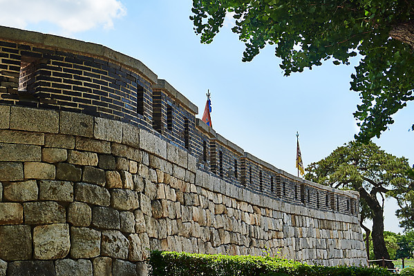 포토 JPG 주간 나무 여행 한국건축 유적지 풍경 사람없음 야외 관광지 봄 문화재 깃발 성 역사 한국사 성벽 강화도 국내여행 명승지 사적지 강화초지진 국내포토 자연요소 식물 건축물 계절 건축 고건축 인천 파일형식