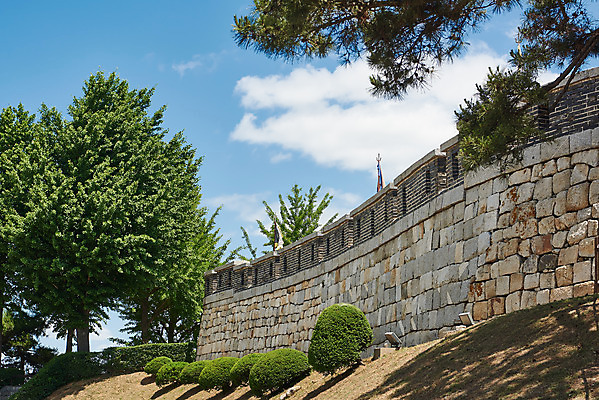 포토 JPG 주간 나무 구름 여행 한국건축 유적지 하늘 풍경 사람없음 야외 관광지 봄 문화재 성 역사 한국사 성벽 강화도 국내여행 명승지 사적지 강화초지진 국내포토 자연요소 식물 건축물 계절 건축 고건축 인천 파일형식