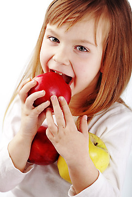 포토 JPG 해외이미지 여자 행복 어린이 과일 건강 한명 사람 흰색 달콤 사과 작음 먹기 결백 초보 해외202004 해외포토 1 감정 컬러 모션 맛 크기 파일형식