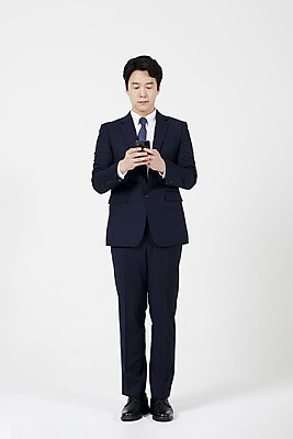 포토 JPG 스튜디오촬영 전신 응시 남자 실내 한명 서기 들기 누끼 정장 성인 앞모습 30대 스마트폰 한국인 직장인 비즈니스맨 집중 흰배경 스마트폰중독 열중 모바일게임 성인남자한명만 스몸비 국내포토 직업 1 시선 옷 뷰포인트 백그라운드 컨셉 비즈니스 모션 사람 동양인 내부 장년 핸드폰 스마트기기 게임 흰색 신조어 중독 남자한명만 성인남자만 파일형식