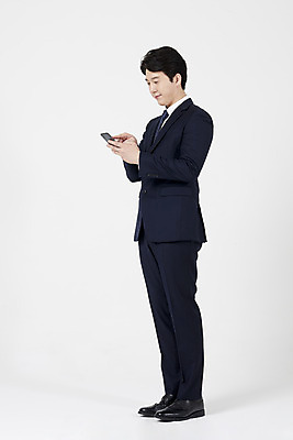 포토 JPG 스튜디오촬영 전신 응시 남자 실내 한명 서기 미소 들기 누끼 정장 성인 옆모습 30대 스마트폰 터치 한국인 직장인 비즈니스맨 집중 흰배경 스마트폰중독 열중 모바일게임 성인남자한명만 스몸비 국내포토 직업 1 시선 옷 뷰포인트 백그라운드 컨셉 비즈니스 모션 표정 사람 동양인 내부 장년 핸드폰 스마트기기 게임 흰색 신조어 중독 남자한명만 성인남자만 파일형식