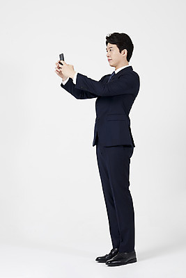 포토 JPG 스튜디오촬영 전신 응시 남자 실내 한명 서기 들기 누끼 정장 성인 옆모습 30대 스마트폰 한국인 직장인 비즈니스맨 집중 흰배경 스마트폰중독 열중 모바일게임 성인남자한명만 스몸비 국내포토 직업 1 시선 옷 뷰포인트 백그라운드 컨셉 비즈니스 모션 사람 동양인 내부 장년 핸드폰 스마트기기 게임 흰색 신조어 중독 남자한명만 성인남자만 파일형식