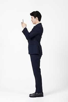 포토 JPG 스튜디오촬영 전신 응시 남자 실내 한명 서기 들기 누끼 정장 성인 옆모습 30대 스마트폰 한국인 직장인 비즈니스맨 집중 흰배경 스마트폰중독 열중 모바일게임 성인남자한명만 스몸비 국내포토 직업 1 시선 옷 뷰포인트 백그라운드 컨셉 비즈니스 모션 사람 동양인 내부 장년 핸드폰 스마트기기 게임 흰색 신조어 중독 남자한명만 성인남자만 파일형식