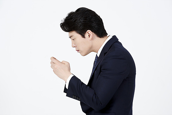 포토 JPG 스튜디오촬영 응시 남자 실내 한명 서기 들기 누끼 정장 상반신 성인 옆모습 30대 스마트폰 한국인 직장인 비즈니스맨 집중 흰배경 스마트폰중독 열중 모바일게임 성인남자한명만 스몸비 거북목증후군 증후군 국내포토 직업 1 시선 옷 뷰포인트 백그라운드 컨셉 비즈니스 모션 사람 동양인 내부 장년 핸드폰 스마트기기 게임 흰색 질병 신조어 중독 남자한명만 성인남자만 파일형식