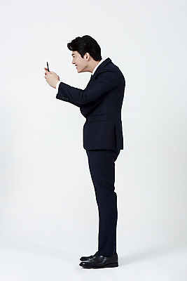 포토 JPG 스튜디오촬영 전신 응시 남자 실내 한명 서기 들기 누끼 정장 성인 옆모습 30대 스마트폰 한국인 직장인 비즈니스맨 집중 흰배경 스마트폰중독 열중 모바일게임 성인남자한명만 스몸비 거북목증후군 증후군 국내포토 직업 1 시선 옷 뷰포인트 백그라운드 컨셉 비즈니스 모션 사람 동양인 내부 장년 핸드폰 스마트기기 게임 흰색 질병 신조어 중독 남자한명만 성인남자만 파일형식