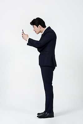 포토 JPG 스튜디오촬영 전신 응시 남자 실내 한명 서기 들기 누끼 정장 성인 옆모습 30대 스마트폰 한국인 직장인 비즈니스맨 집중 흰배경 스마트폰중독 열중 모바일게임 성인남자한명만 스몸비 거북목증후군 증후군 국내포토 직업 1 시선 옷 뷰포인트 백그라운드 컨셉 비즈니스 모션 사람 동양인 내부 장년 핸드폰 스마트기기 게임 흰색 질병 신조어 중독 남자한명만 성인남자만 파일형식