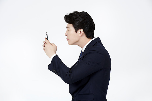 포토 JPG 스튜디오촬영 응시 남자 실내 한명 서기 들기 누끼 정장 상반신 성인 옆모습 30대 스마트폰 한국인 직장인 비즈니스맨 집중 흰배경 스마트폰중독 열중 모바일게임 성인남자한명만 스몸비 거북목증후군 증후군 국내포토 직업 1 시선 옷 뷰포인트 백그라운드 컨셉 비즈니스 모션 사람 동양인 내부 장년 핸드폰 스마트기기 게임 흰색 질병 신조어 중독 남자한명만 성인남자만 파일형식