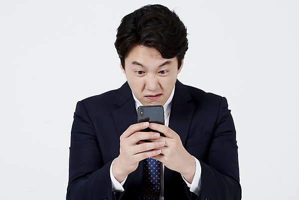 포토 JPG 스튜디오촬영 응시 남자 실내 한명 서기 들기 누끼 정장 상반신 성인 앞모습 30대 스마트폰 한국인 직장인 비즈니스맨 집중 흰배경 스마트폰중독 열중 모바일게임 성인남자한명만 스몸비 국내포토 직업 1 시선 옷 뷰포인트 백그라운드 컨셉 비즈니스 모션 사람 동양인 내부 장년 핸드폰 스마트기기 게임 흰색 신조어 중독 남자한명만 성인남자만 파일형식