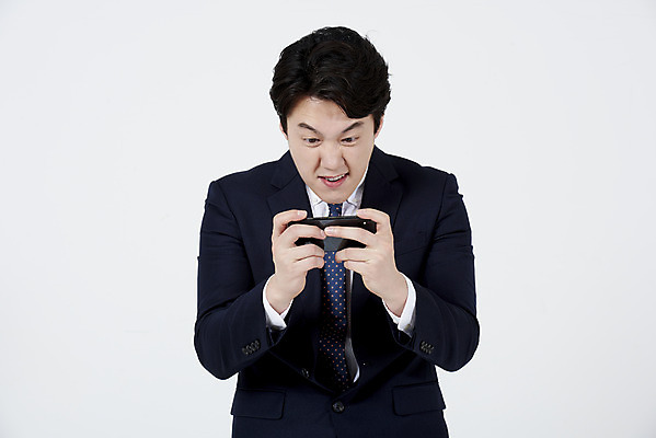 포토 JPG 스튜디오촬영 응시 남자 실내 한명 서기 들기 누끼 정장 상반신 성인 앞모습 30대 스마트폰 한국인 게임 직장인 비즈니스맨 집중 흰배경 스마트폰중독 열중 모바일게임 성인남자한명만 스몸비 국내포토 직업 1 시선 옷 뷰포인트 백그라운드 컨셉 비즈니스 모션 놀이 사람 동양인 내부 장년 핸드폰 스마트기기 흰색 신조어 중독 남자한명만 성인남자만 파일형식