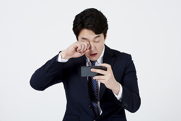 포토 JPG 스튜디오촬영 응시 남자 실내 한명 서기 들기 누끼 정장 상반신 성인 앞모습 30대 스마트폰 한국인 직장인 비즈니스맨 집중 흰배경 스마트폰중독 열중 모바일게임 성인남자한명만 눈비비기 안구건조증 스몸비 국내포토 직업 1 시선 옷 뷰포인트 백그라운드 컨셉 비즈니스 모션 사람 동양인 내부 장년 핸드폰 스마트기기 게임 흰색 질병 신조어 중독 남자한명만 성인남자만 파일형식