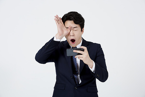 포토 JPG 스튜디오촬영 응시 남자 실내 피곤 한명 서기 들기 누끼 정장 상반신 성인 앞모습 30대 스마트폰 한국인 직장인 비즈니스맨 집중 흰배경 하품 스마트폰중독 열중 모바일게임 성인남자한명만 안구건조증 스몸비 국내포토 직업 1 시선 옷 뷰포인트 백그라운드 컨셉 비즈니스 모션 사람 동양인 내부 장년 핸드폰 스마트기기 게임 흰색 질병 신조어 중독 생리현상 남자한명만 성인남자만 파일형식