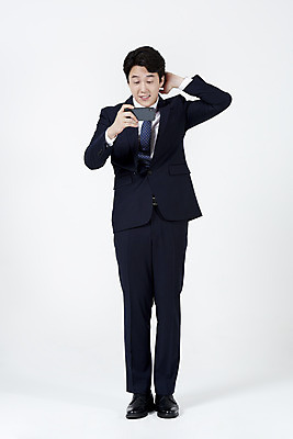 포토 JPG 스튜디오촬영 전신 응시 남자 실내 한명 서기 들기 누끼 정장 성인 앞모습 30대 스마트폰 한국인 직장인 비즈니스맨 집중 흰배경 스마트폰중독 열중 모바일게임 성인남자한명만 스몸비 머리긁기 국내포토 직업 1 시선 옷 뷰포인트 백그라운드 컨셉 비즈니스 모션 사람 동양인 내부 장년 핸드폰 스마트기기 게임 흰색 신조어 중독 남자한명만 성인남자만 파일형식 긁기