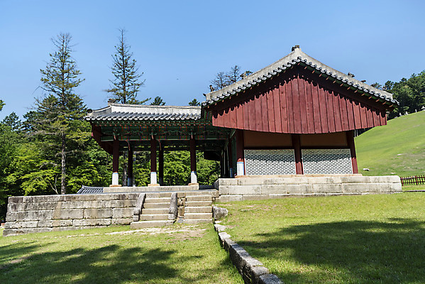 포토 JPG 주간 한국전통 여행 유적지 풍경 사람없음 야외 여름 관광지 세계문화유산 문화재 역사 한국사 조선시대 광릉 왕릉 정자각 조선왕릉 세조 정희왕후 국내포토 자연요소 전통 계절 고건축 한국 왕 남양주 파일형식 왕후