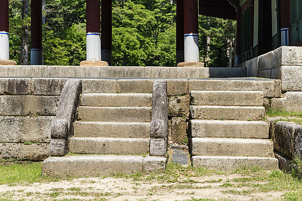 포토 JPG 주간 한국전통 여행 유적지 풍경 사람없음 야외 여름 관광지 세계문화유산 문화재 역사 한국사 조선시대 돌계단 광릉 왕릉 정자각 조선왕릉 향로계 어로계 신로 세조 정희왕후 국내포토 자연요소 전통 계절 고건축 한국 계단 돌_바위 왕 남양주 어로 향로 파일형식 왕후 향어로