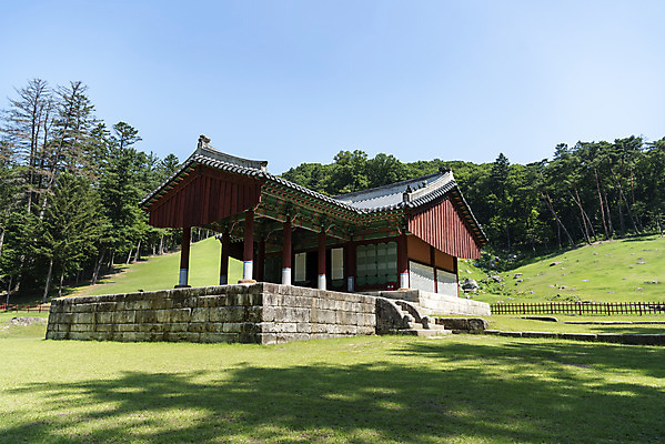 포토 JPG 주간 한국전통 여행 유적지 풍경 사람없음 야외 여름 관광지 세계문화유산 문화재 역사 한국사 조선시대 광릉 왕릉 정자각 조선왕릉 세조 정희왕후 국내포토 자연요소 전통 계절 고건축 한국 왕 남양주 파일형식 왕후