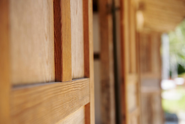 포토 JPG 주간 한국전통 여행 유적지 풍경 근접촬영 사람없음 야외 아웃포커스 여름 관광지 세계문화유산 문화재 역사 한국사 조선시대 나무문 광릉 왕릉 재실 조선왕릉 세조 정희왕후 국내포토 자연요소 전통 계절 뷰포인트 고건축 한국 촬영기법 목재 문 왕 남양주 파일형식 왕후