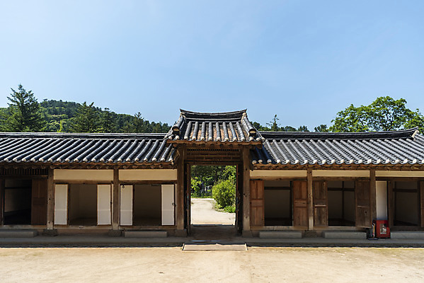 포토 JPG 주간 한국전통 여행 유적지 풍경 사람없음 야외 여름 관광지 세계문화유산 문화재 역사 한국사 조선시대 광릉 왕릉 재실 조선왕릉 세조 정희왕후 국내포토 자연요소 전통 계절 고건축 한국 왕 남양주 파일형식 왕후