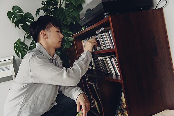 포토 JPG 스튜디오촬영 남자 음악 실내 한명 상반신 20대 성인 취미 옆모습 한국인 CD 즐거움 블로거 성인남자한명만 크리에이터 1인미디어 유튜버 국내포토 직업 1 감정 뷰포인트 문화예술 사람 동양인 청년 내부 방송 남자한명만 성인남자만 파일형식