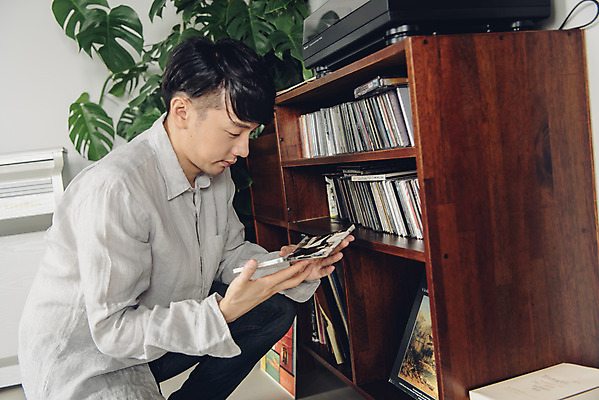 포토 JPG 스튜디오촬영 남자 음악 실내 한명 상반신 20대 성인 취미 옆모습 한국인 CD 즐거움 블로거 성인남자한명만 크리에이터 1인미디어 유튜버 국내포토 직업 1 감정 뷰포인트 문화예술 사람 동양인 청년 내부 방송 남자한명만 성인남자만 파일형식