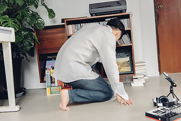 포토 JPG 스튜디오촬영 전신 남자 음악 실내 한명 앉기 20대 성인 취미 옆모습 한국인 건반 마이크 즐거움 블로거 성인남자한명만 크리에이터 1인미디어 유튜버 국내포토 직업 1 감정 뷰포인트 음향기기 모션 문화예술 사람 동양인 청년 내부 방송 남자한명만 성인남자만 파일형식