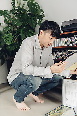 포토 JPG 스튜디오촬영 전신 응시 남자 음악 실내 한명 들기 앉기 20대 성인 취미 옆모습 한국인 즐거움 블로거 성인남자한명만 크리에이터 1인미디어 유튜버 국내포토 직업 1 시선 감정 뷰포인트 모션 문화예술 사람 동양인 청년 내부 방송 남자한명만 성인남자만 파일형식