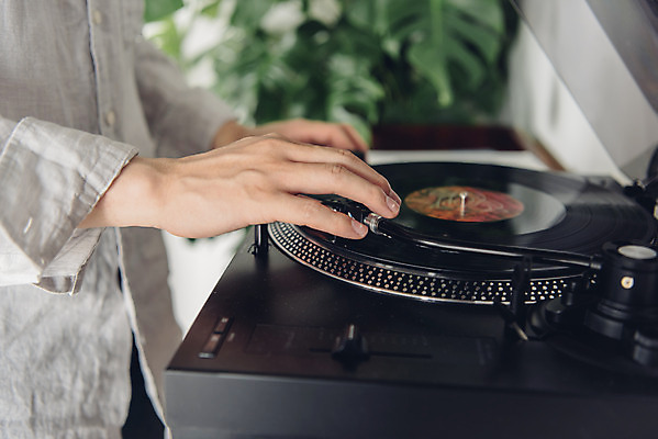 포토 JPG 스튜디오촬영 손 남자 음악 실내 한명 20대 성인 취미 신체부위 한국인 즐거움 블로거 성인남자한명만 크리에이터 1인미디어 유튜버 국내포토 직업 1 감정 문화예술 사람 동양인 청년 내부 방송 남자한명만 성인남자만 파일형식