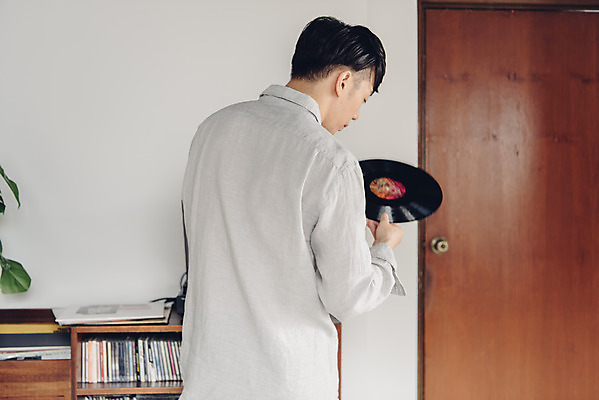 포토 JPG 스튜디오촬영 남자 음악 실내 한명 서기 들기 20대 성인 취미 뒷모습 한국인 즐거움 블로거 성인남자한명만 크리에이터 1인미디어 유튜버 국내포토 직업 1 감정 뷰포인트 모션 문화예술 사람 동양인 청년 내부 방송 남자한명만 성인남자만 파일형식