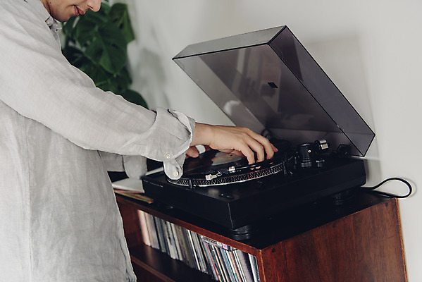 포토 JPG 스튜디오촬영 남자 음악 실내 한명 서기 상반신 20대 성인 취미 옆모습 한국인 즐거움 블로거 성인남자한명만 크리에이터 1인미디어 유튜버 국내포토 직업 1 감정 뷰포인트 모션 문화예술 사람 동양인 청년 내부 방송 남자한명만 성인남자만 파일형식