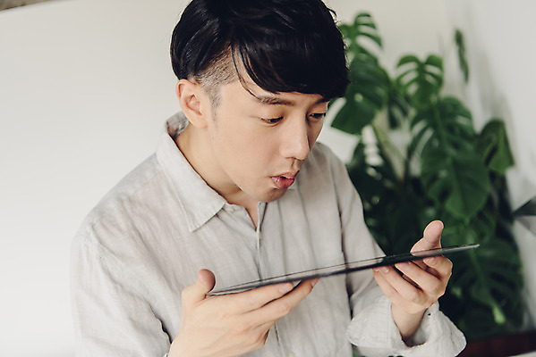 포토 JPG 스튜디오촬영 남자 음악 실내 한명 들기 상반신 20대 성인 취미 앞모습 한국인 불기 즐거움 블로거 성인남자한명만 크리에이터 1인미디어 유튜버 국내포토 직업 1 감정 뷰포인트 모션 문화예술 사람 동양인 청년 내부 방송 남자한명만 성인남자만 파일형식