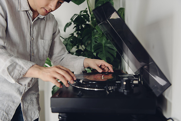 포토 JPG 스튜디오촬영 남자 음악 실내 한명 서기 상반신 20대 성인 취미 옆모습 한국인 즐거움 블로거 성인남자한명만 크리에이터 1인미디어 유튜버 국내포토 직업 1 감정 뷰포인트 모션 문화예술 사람 동양인 청년 내부 방송 남자한명만 성인남자만 파일형식