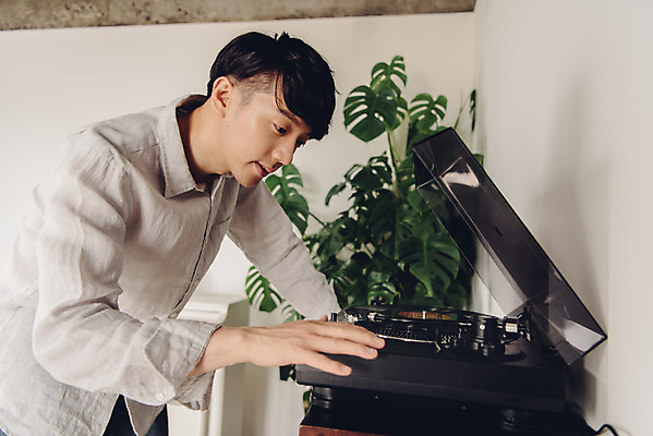 포토 JPG 스튜디오촬영 남자 음악 실내 한명 서기 상반신 20대 성인 취미 옆모습 한국인 즐거움 블로거 성인남자한명만 크리에이터 1인미디어 유튜버 국내포토 직업 1 감정 뷰포인트 모션 문화예술 사람 동양인 청년 내부 방송 남자한명만 성인남자만 파일형식