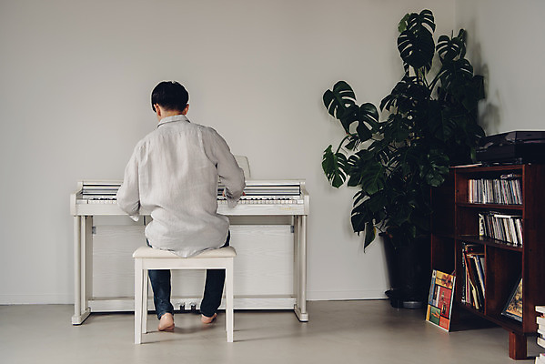 포토 JPG 스튜디오촬영 전신 남자 화분 악기 음악 연주 실내 한명 앉기 20대 성인 취미 뒷모습 한국인 피아노 즐거움 블로거 성인남자한명만 크리에이터 1인미디어 유튜버 국내포토 직업 1 감정 뷰포인트 모션 문화예술 사람 동양인 청년 내부 건반악기 방송 남자한명만 성인남자만 파일형식