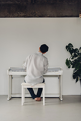 포토 JPG 스튜디오촬영 전신 남자 악기 음악 연주 실내 한명 앉기 20대 성인 취미 뒷모습 한국인 피아노 즐거움 블로거 성인남자한명만 크리에이터 1인미디어 유튜버 국내포토 직업 1 감정 뷰포인트 모션 문화예술 사람 동양인 청년 내부 건반악기 방송 남자한명만 성인남자만 파일형식