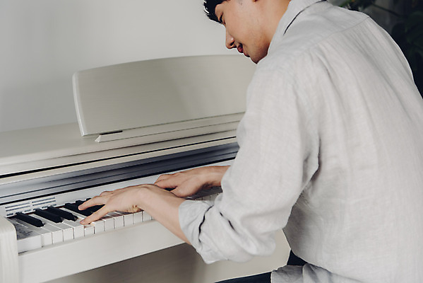 포토 JPG 스튜디오촬영 남자 악기 음악 연주 실내 한명 앉기 상반신 20대 성인 취미 뒷모습 한국인 피아노 즐거움 블로거 성인남자한명만 크리에이터 1인미디어 유튜버 국내포토 직업 1 감정 뷰포인트 모션 문화예술 사람 동양인 청년 내부 건반악기 방송 남자한명만 성인남자만 파일형식