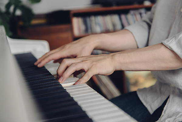 포토 JPG 스튜디오촬영 손 남자 악기 음악 연주 실내 한명 20대 성인 취미 신체부위 한국인 건반 피아노 즐거움 블로거 성인남자한명만 크리에이터 1인미디어 유튜버 국내포토 직업 1 감정 문화예술 사람 동양인 청년 내부 건반악기 방송 남자한명만 성인남자만 파일형식