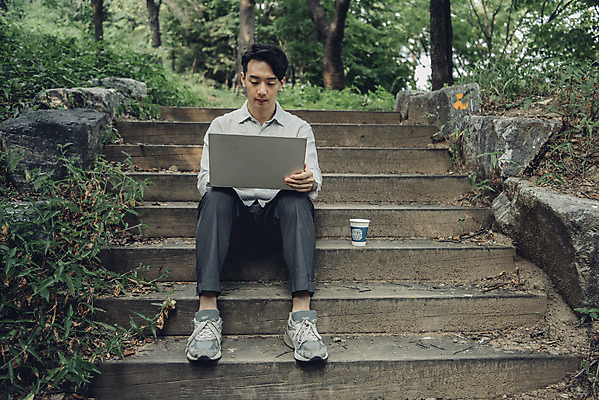 포토 JPG 주간 전신 남자 여유 커피 대학생 한명 들기 앉기 20대 성인 취미 야외 앞모습 노트북 계단 한국인 업무 비즈니스맨 과제 성인남자한명만 국내포토 자연요소 1 학생 감정 음료 뷰포인트 비즈니스 모션 사람 동양인 청년 전자제품 작업 직장인 남자한명만 성인남자만 파일형식