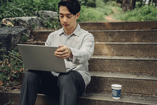 포토 JPG 주간 남자 여유 커피 대학생 한명 들기 앉기 상반신 20대 성인 취미 야외 앞모습 노트북 계단 한국인 업무 비즈니스맨 과제 성인남자한명만 국내포토 자연요소 1 학생 감정 음료 뷰포인트 비즈니스 모션 사람 동양인 청년 전자제품 작업 직장인 남자한명만 성인남자만 파일형식