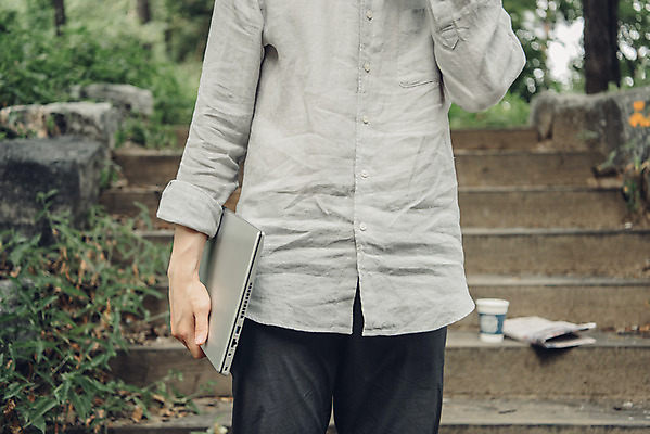 포토 JPG 주간 남자 여유 대학생 한명 서기 들기 상반신 20대 성인 취미 야외 앞모습 노트북 계단 한국인 비즈니스맨 성인남자한명만 국내포토 자연요소 1 학생 감정 뷰포인트 비즈니스 모션 사람 동양인 청년 전자제품 직장인 남자한명만 성인남자만 파일형식