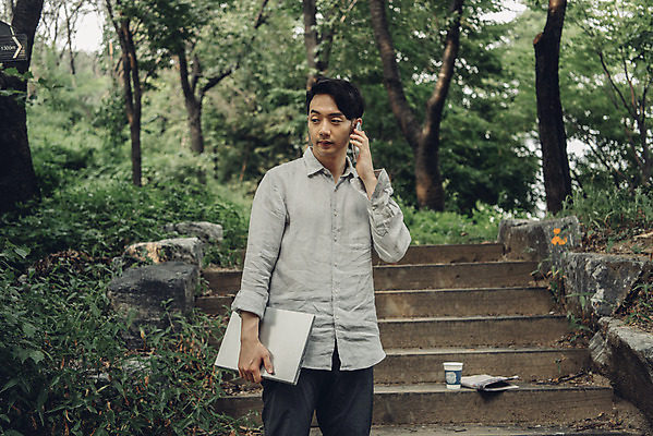 포토 JPG 주간 남자 여유 대학생 한명 서기 들기 상반신 20대 성인 취미 야외 앞모습 노트북 스마트폰 계단 한국인 비즈니스맨 통화 성인남자한명만 국내포토 자연요소 1 학생 감정 뷰포인트 비즈니스 모션 사람 동양인 청년 전자제품 핸드폰 스마트기기 직장인 남자한명만 성인남자만 파일형식