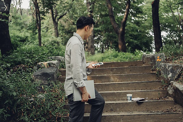 포토 JPG 주간 남자 여유 대학생 한명 서기 들기 상반신 20대 성인 취미 야외 옆모습 노트북 스마트폰 계단 한국인 비즈니스맨 통화 성인남자한명만 국내포토 자연요소 1 학생 감정 뷰포인트 비즈니스 모션 사람 동양인 청년 전자제품 핸드폰 스마트기기 직장인 남자한명만 성인남자만 파일형식