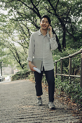 포토 JPG 주간 전신 남자 여유 대학생 한명 미소 들기 20대 성인 취미 야외 앞모습 노트북 스마트폰 걷기 한국인 비즈니스맨 통화 성인남자한명만 국내포토 자연요소 1 학생 감정 뷰포인트 비즈니스 모션 표정 사람 동양인 청년 전자제품 핸드폰 스마트기기 직장인 남자한명만 성인남자만 파일형식